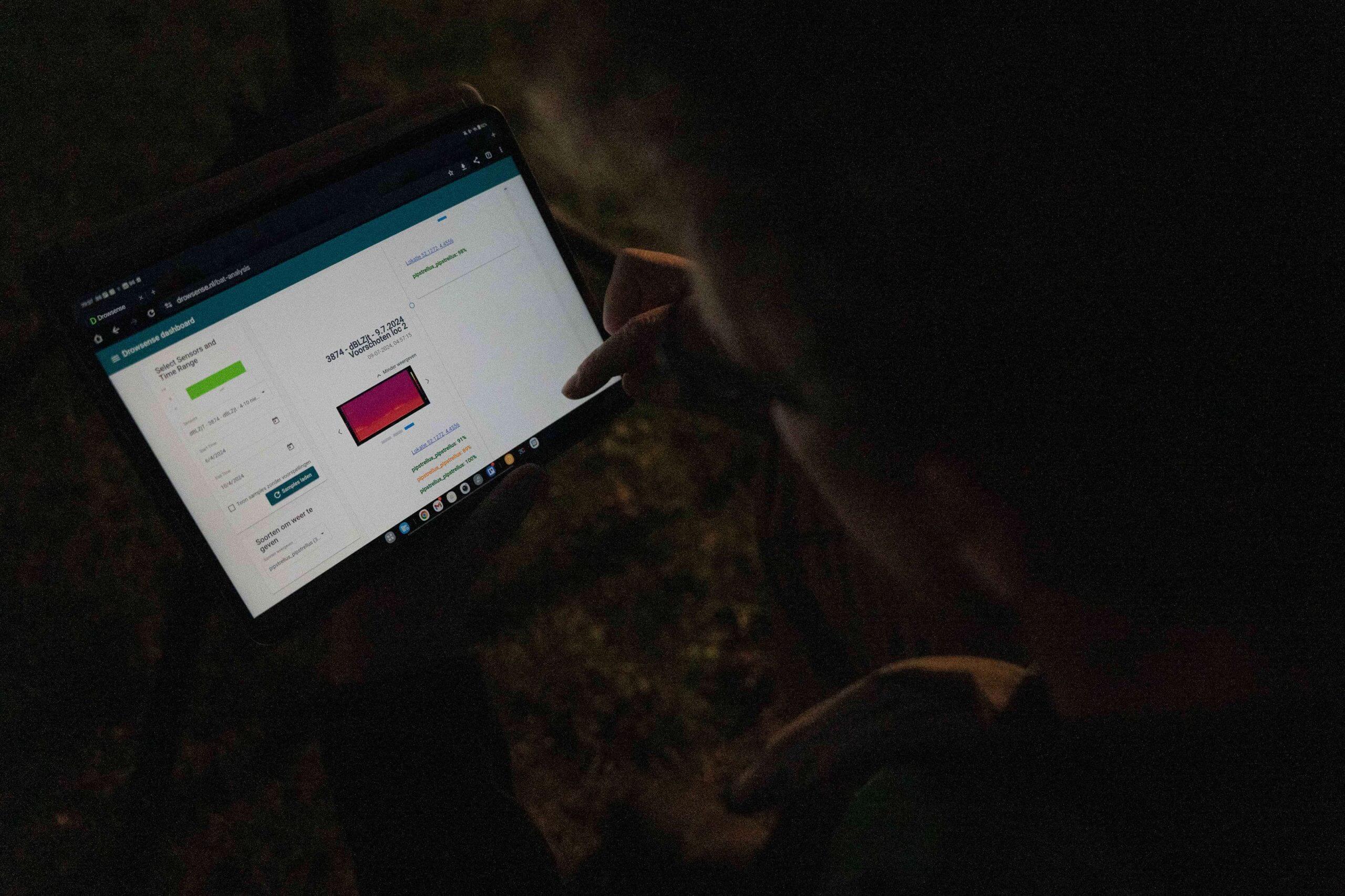 Persoon_Werkend_op_Dashboard